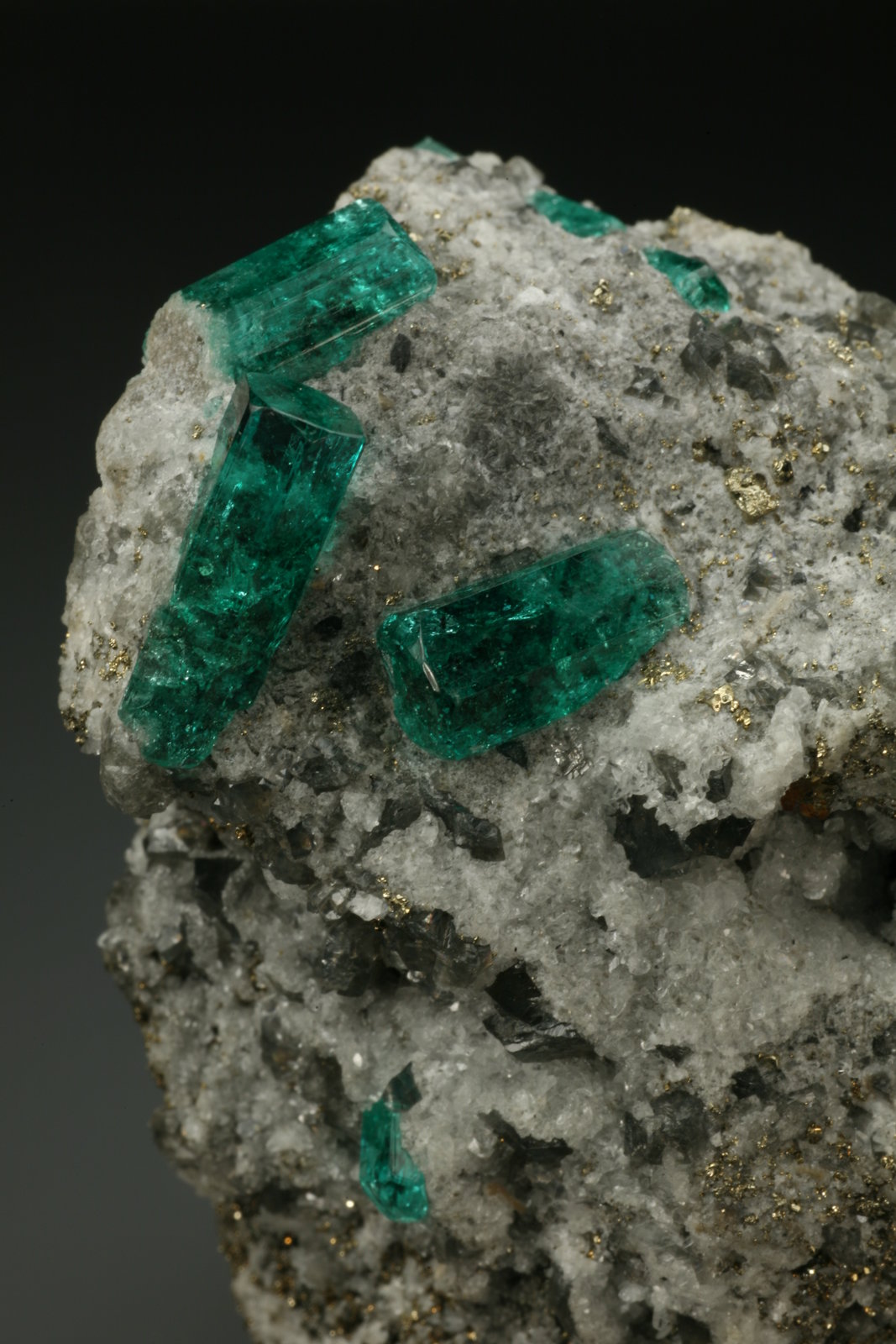 Beryl (variety emerald), Calcite, Pyrite
Detail
(Autor: Fiebre Verde)
