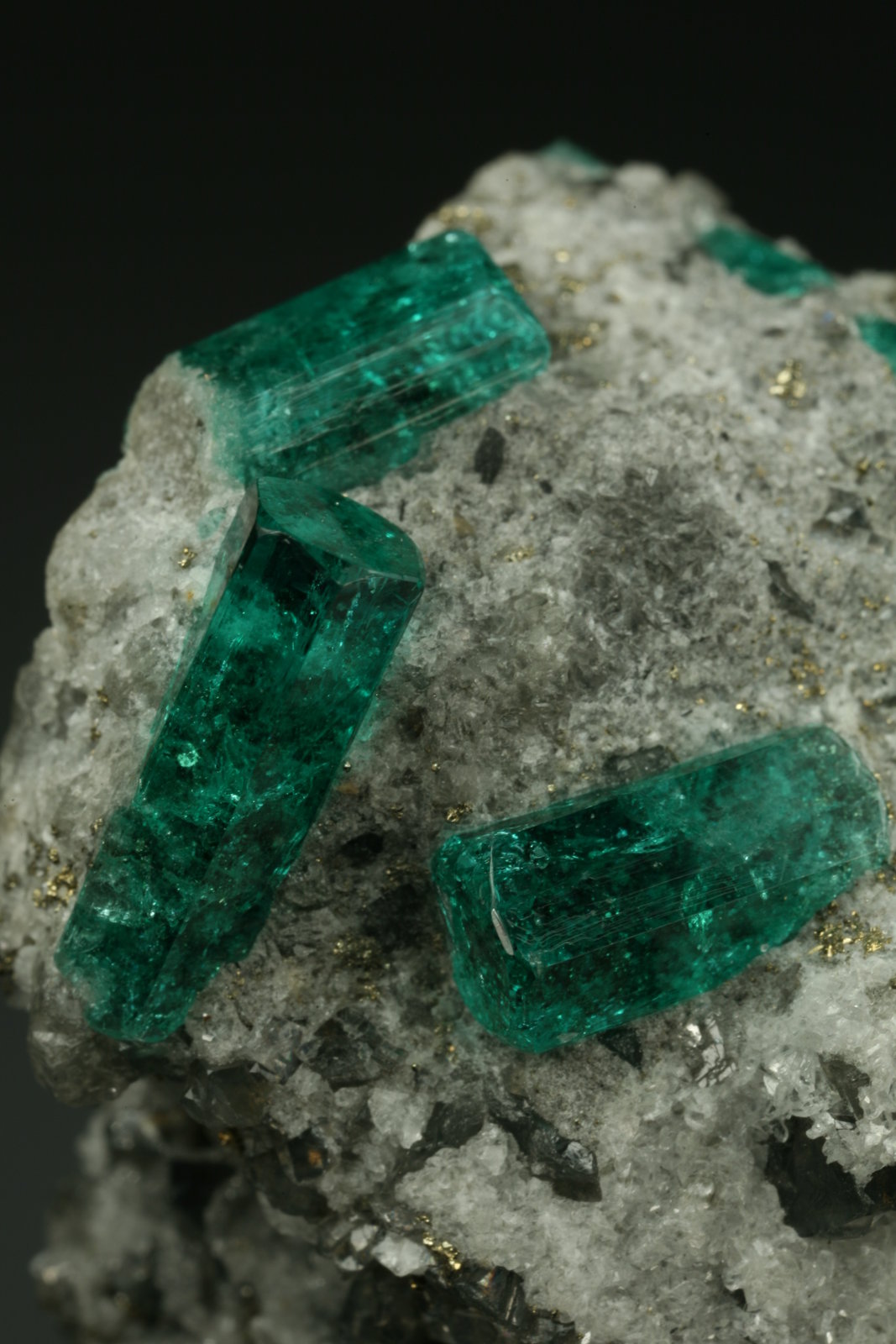 Beryl (variety emerald), Calcite, Pyrite
Detail
(Autor: Fiebre Verde)
