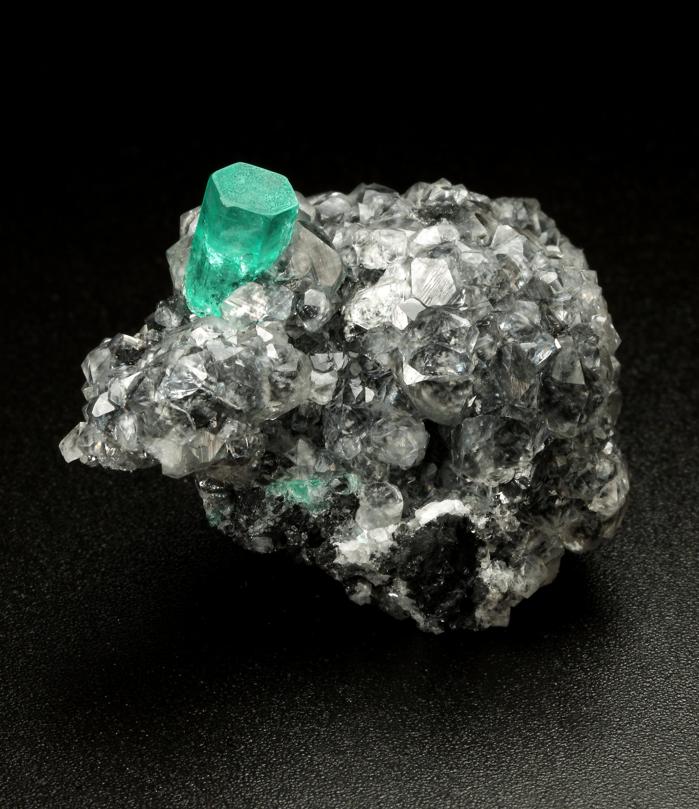 Beryl (variety emerald), Calcite
27x34x10mm, xl=10x4.5mm
(Autor: Fiebre Verde)