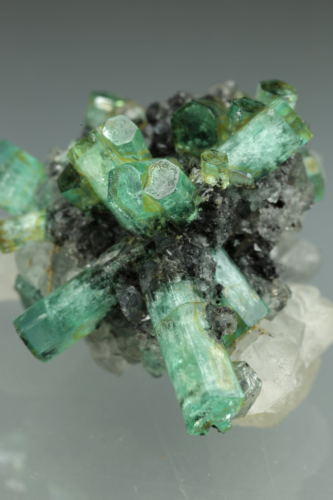 Beryl (variety emerald), Calcite
35x35mm
(Autor: Fiebre Verde)