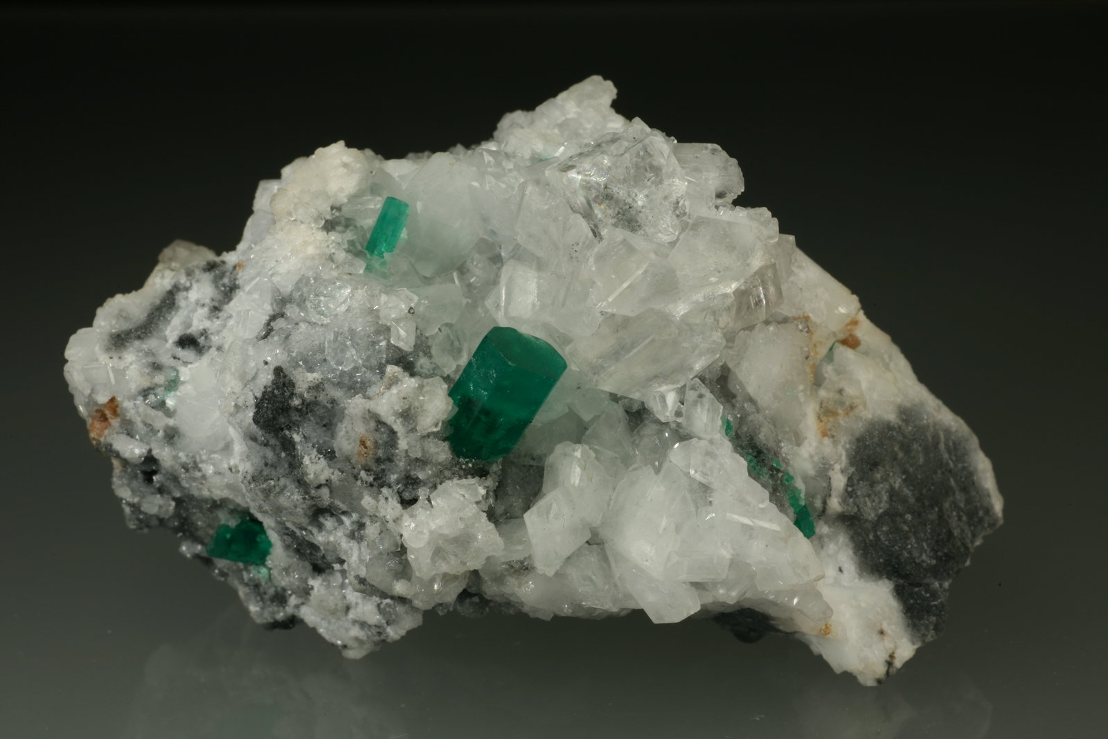 Beryl (variety emerald), Calcite, Parisite
70x45x50mm
(Autor: Fiebre Verde)