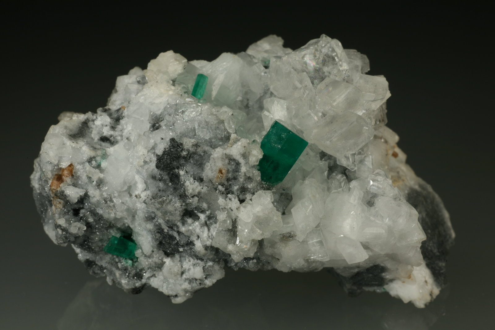 Beryl (variety emerald), Calcite, Parisite
70x45x50mm
(Autor: Fiebre Verde)