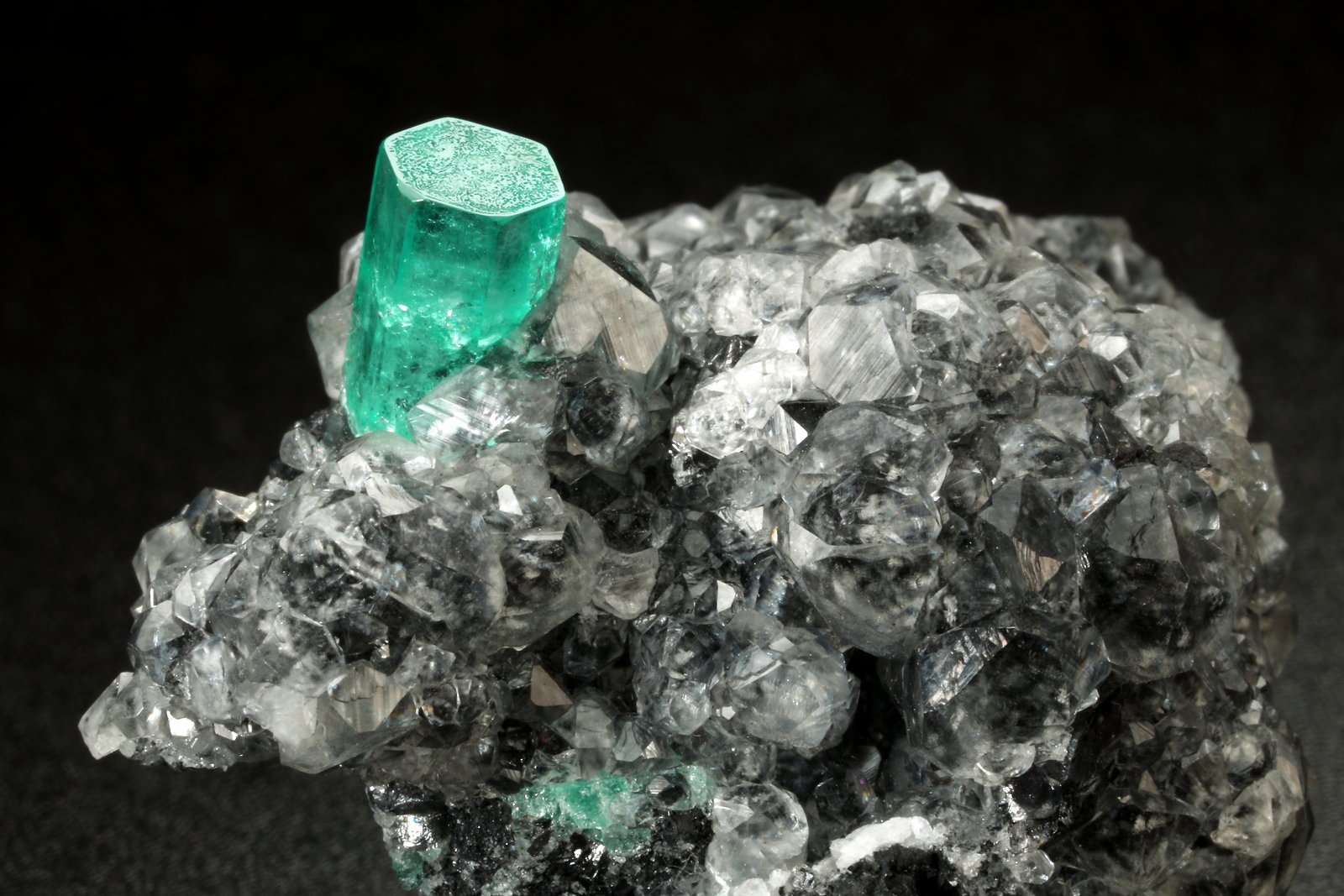 Beryl (variety emerald), Calcite
27x34x10mm, xl=10x4.5mm
(Autor: Fiebre Verde)