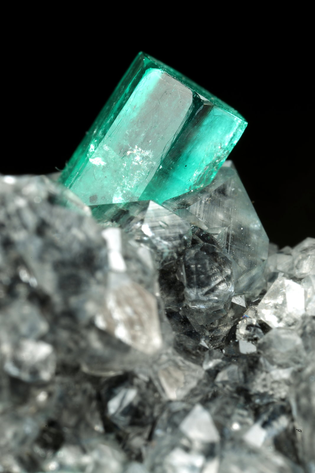 Beryl (variety emerald), Calcite
27x34x10mm, xl=10x4.5mm
(Autor: Fiebre Verde)