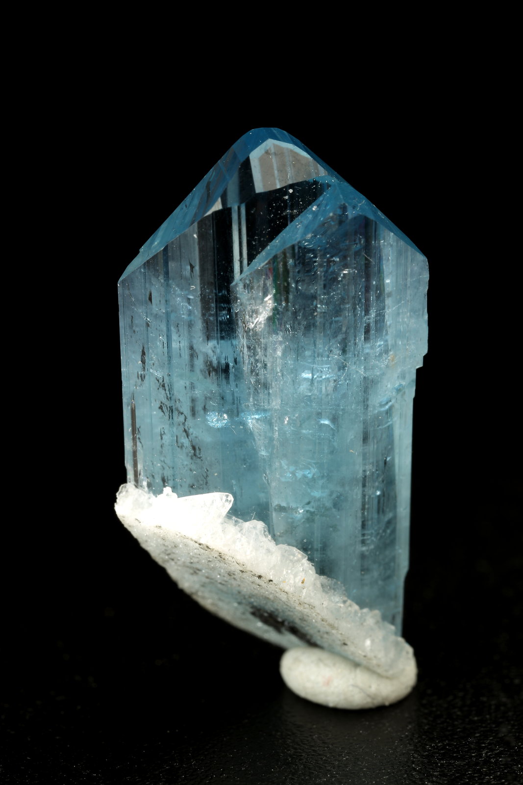 Euclase, Albite (variety cleavelandite)
10x21x7mm
(Autor: Fiebre Verde)