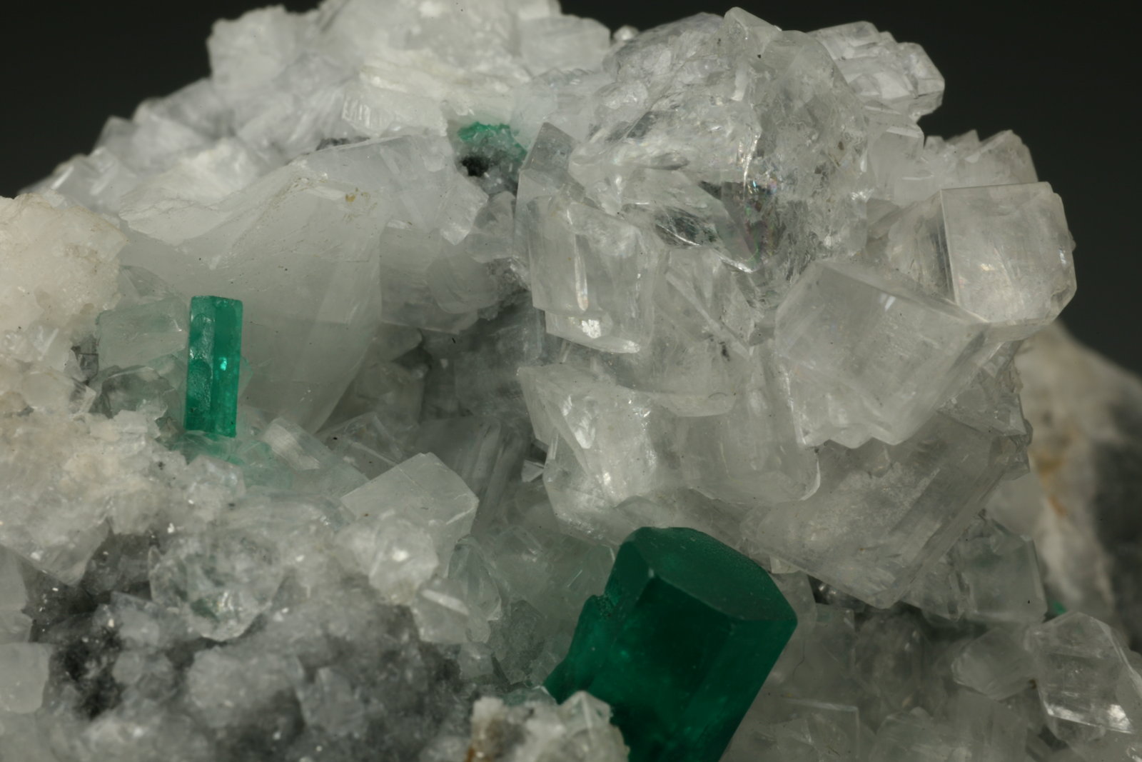 Beryl (variety emerald), Calcite, Parisite
70x45x50mm - Detail
(Autor: Fiebre Verde)