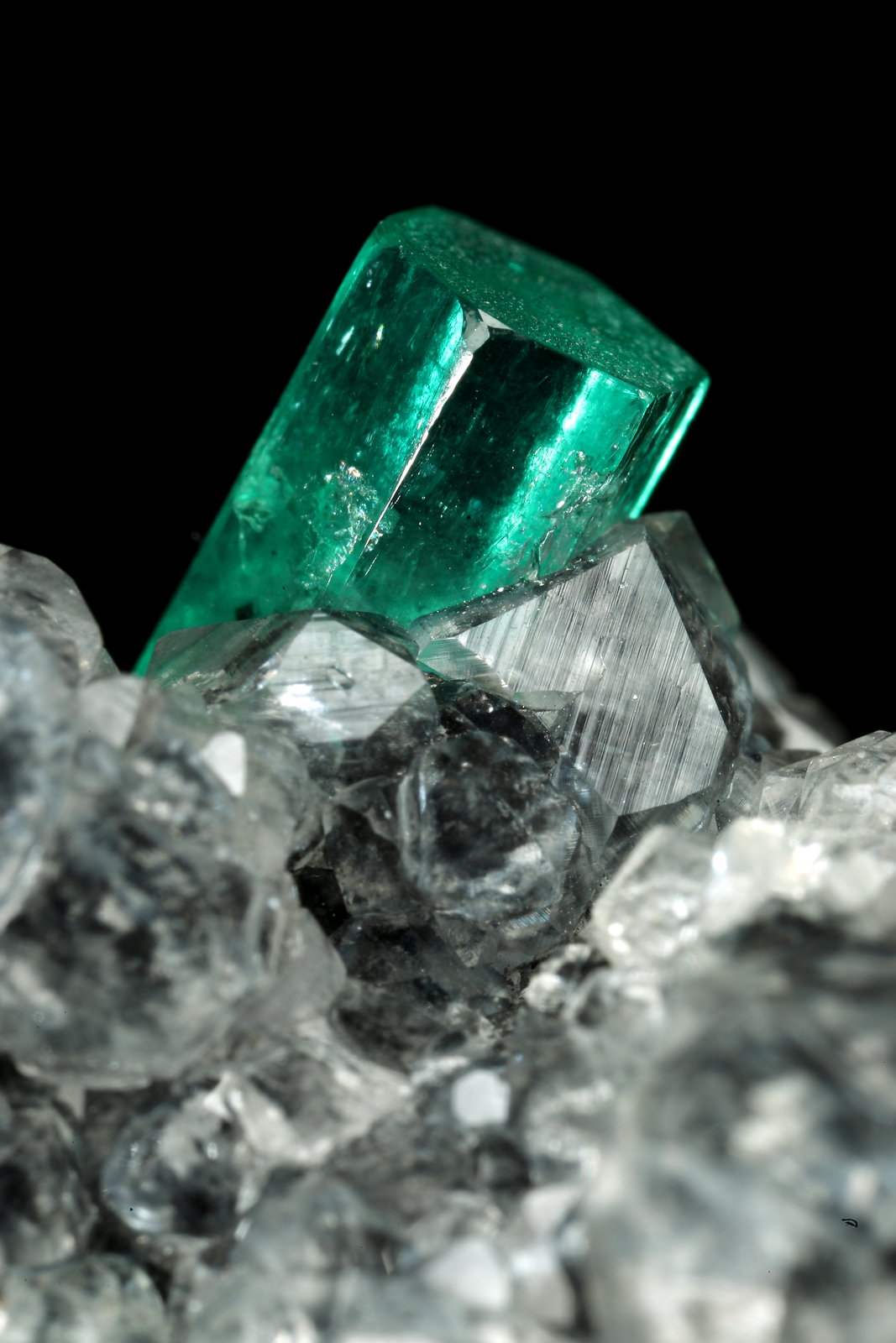 Beryl (variety emerald), Calcite
27x34x10mm, xl=10x4.5mm
(Autor: Fiebre Verde)