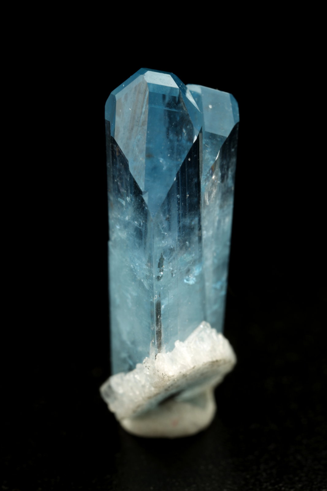 Euclase, Albite (variety cleavelandite)
10x21x7mm
(Autor: Fiebre Verde)