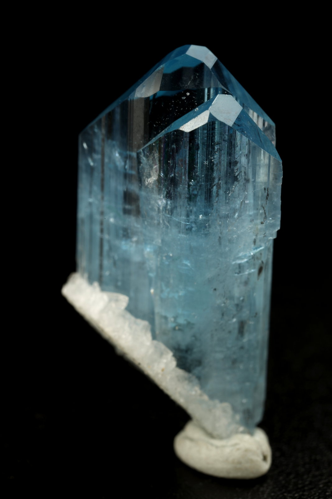 Euclase, Albite (variety cleavelandite)
10x21x7mm
(Autor: Fiebre Verde)