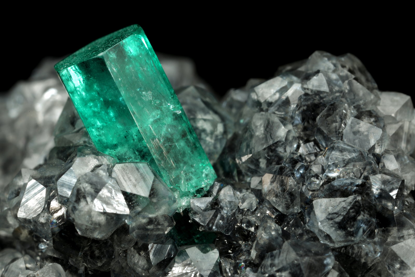 Beryl (variety emerald), Calcite
27x34x10mm, xl=10x4.5mm
(Autor: Fiebre Verde)