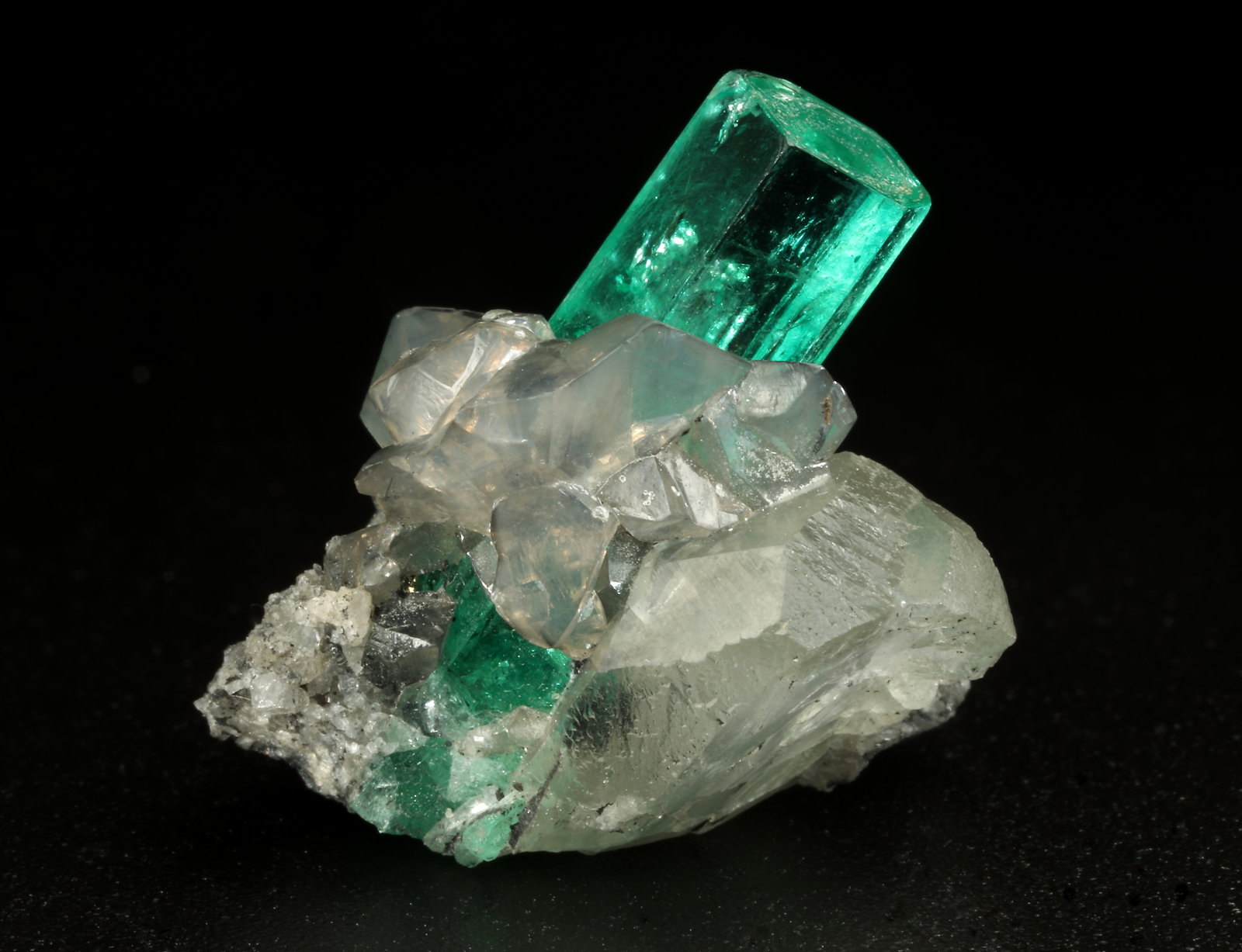 Beryl (variety emerald), Calcite, Dolomite
xl=18x6mm
(Autor: Fiebre Verde)