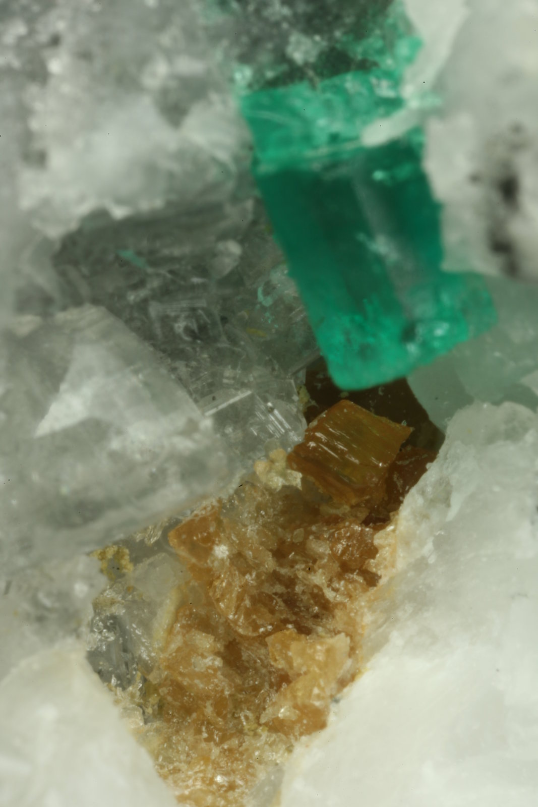 Beryl (variety emerald), Calcite, Parisite
FOV=8mm
(Autor: Fiebre Verde)