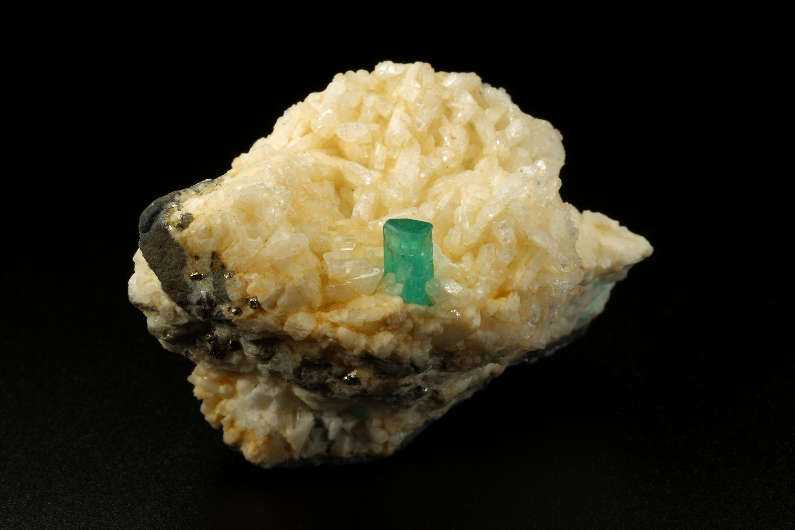 Beryl (variety emerald), Albite (variety cleavelandite), Pyrite
52x35x35mm, xl=7mm
(Autor: Fiebre Verde)