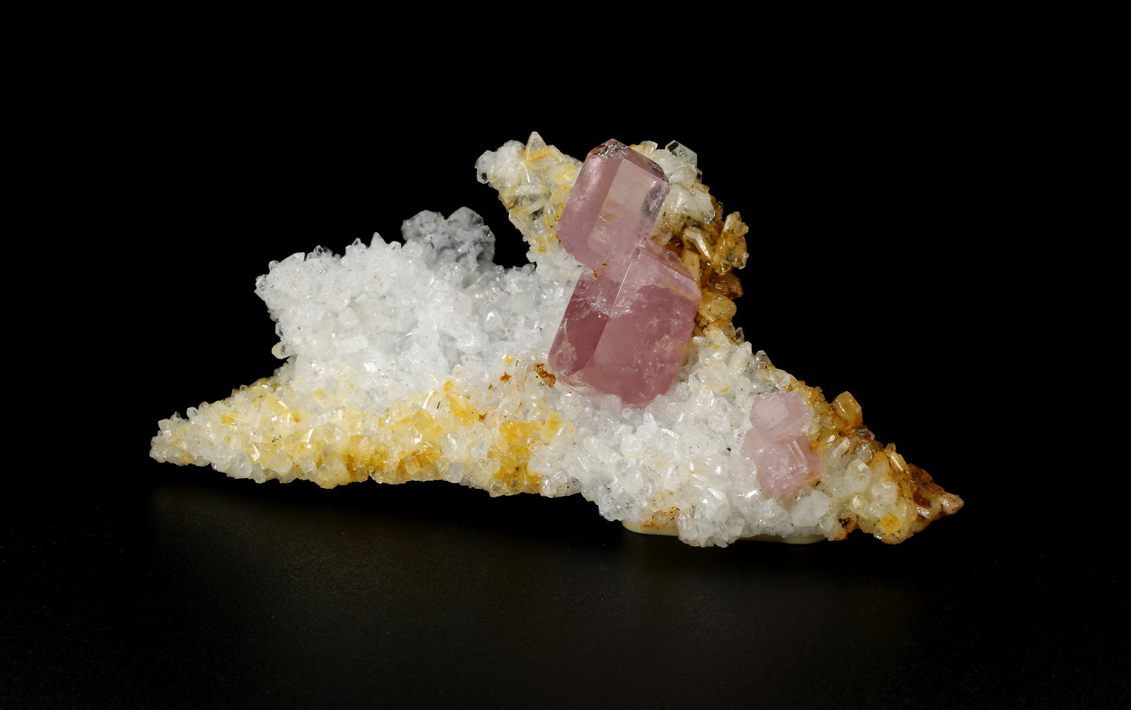 Fluorapatite, Albite (variety cleavelandite)
74x29x30mm - Size of the 2 Fluorapatite groups = 21x8mm & 9x9mm
(Autor: Fiebre Verde)