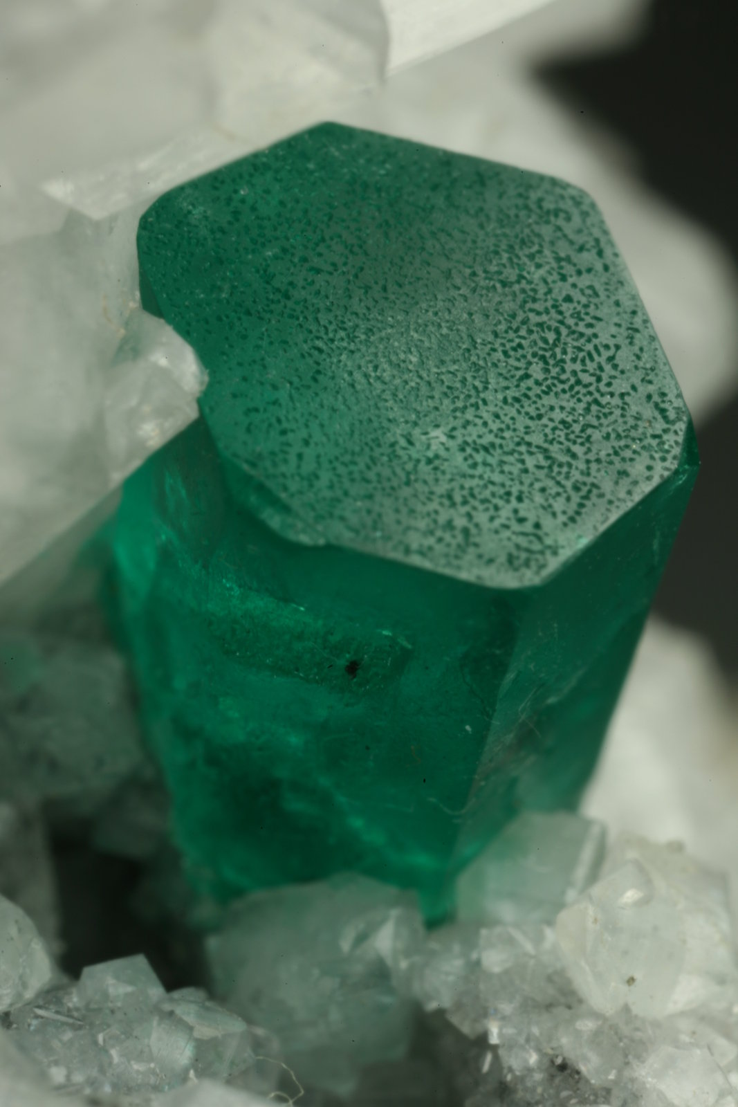 Beryl (variety emerald), Calcite, Parisite
70x45x50mm - Detail
(Autor: Fiebre Verde)