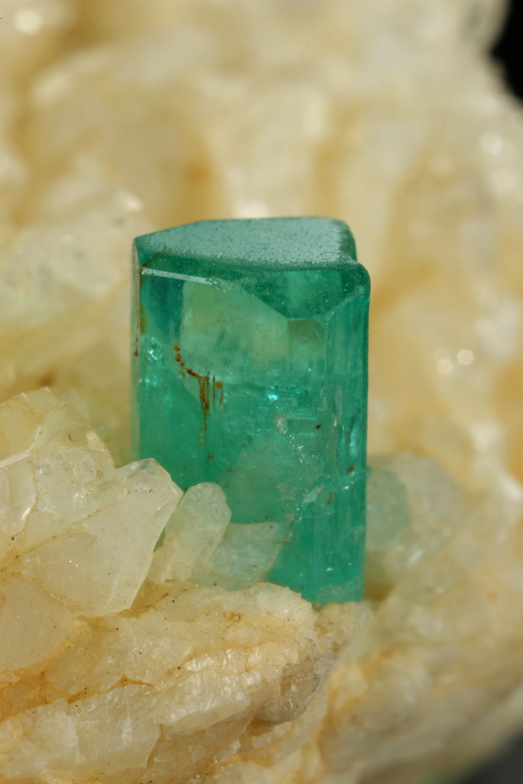 Beryl (variety emerald), Albite (variety cleavelandite), Pyrite
52x35x35mm, xl=7mm
(Autor: Fiebre Verde)