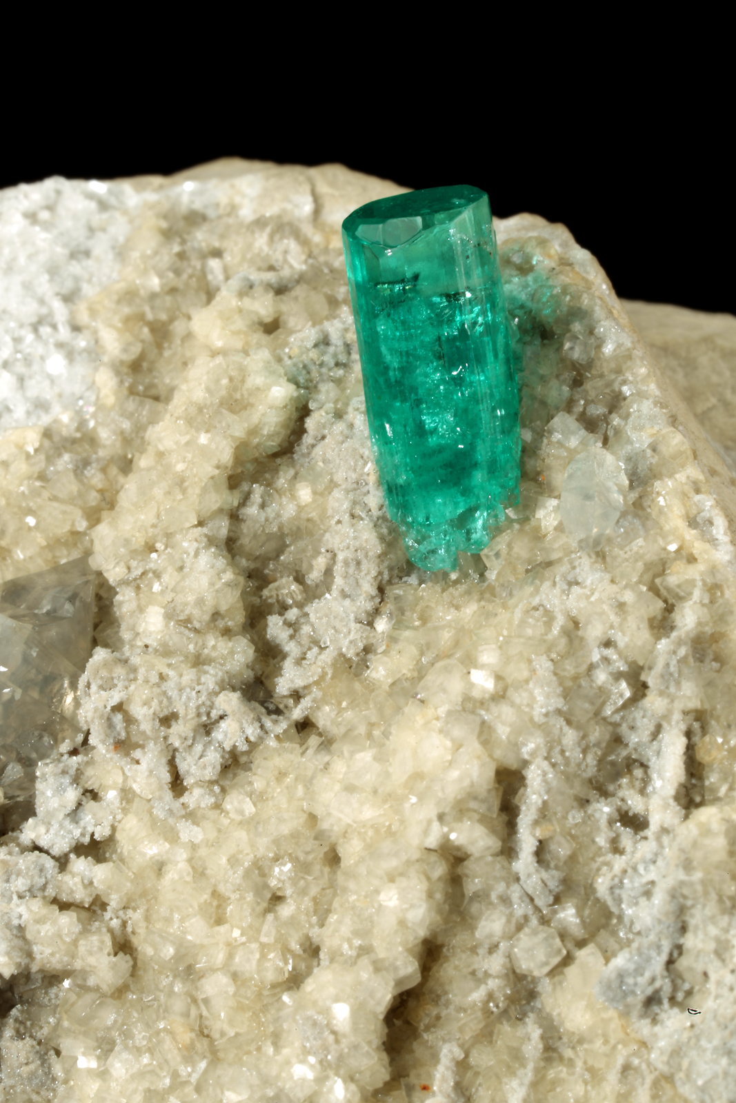 Beryl (variety emerald), Albite (variety cleavelandite), Dolomite, Pyrite
58x28x42mm, xl=11x4.5mm
(Autor: Fiebre Verde)