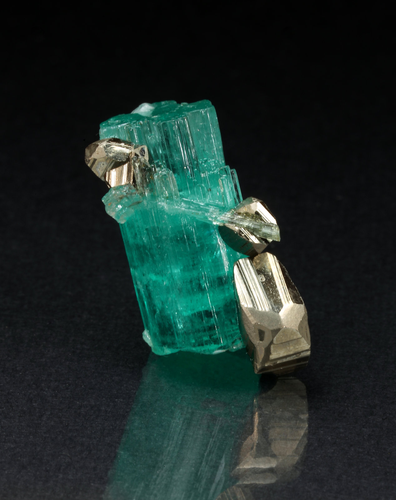 Beryl (variety emerald), Pyrite
16x9 mm
(Autor: Fiebre Verde)