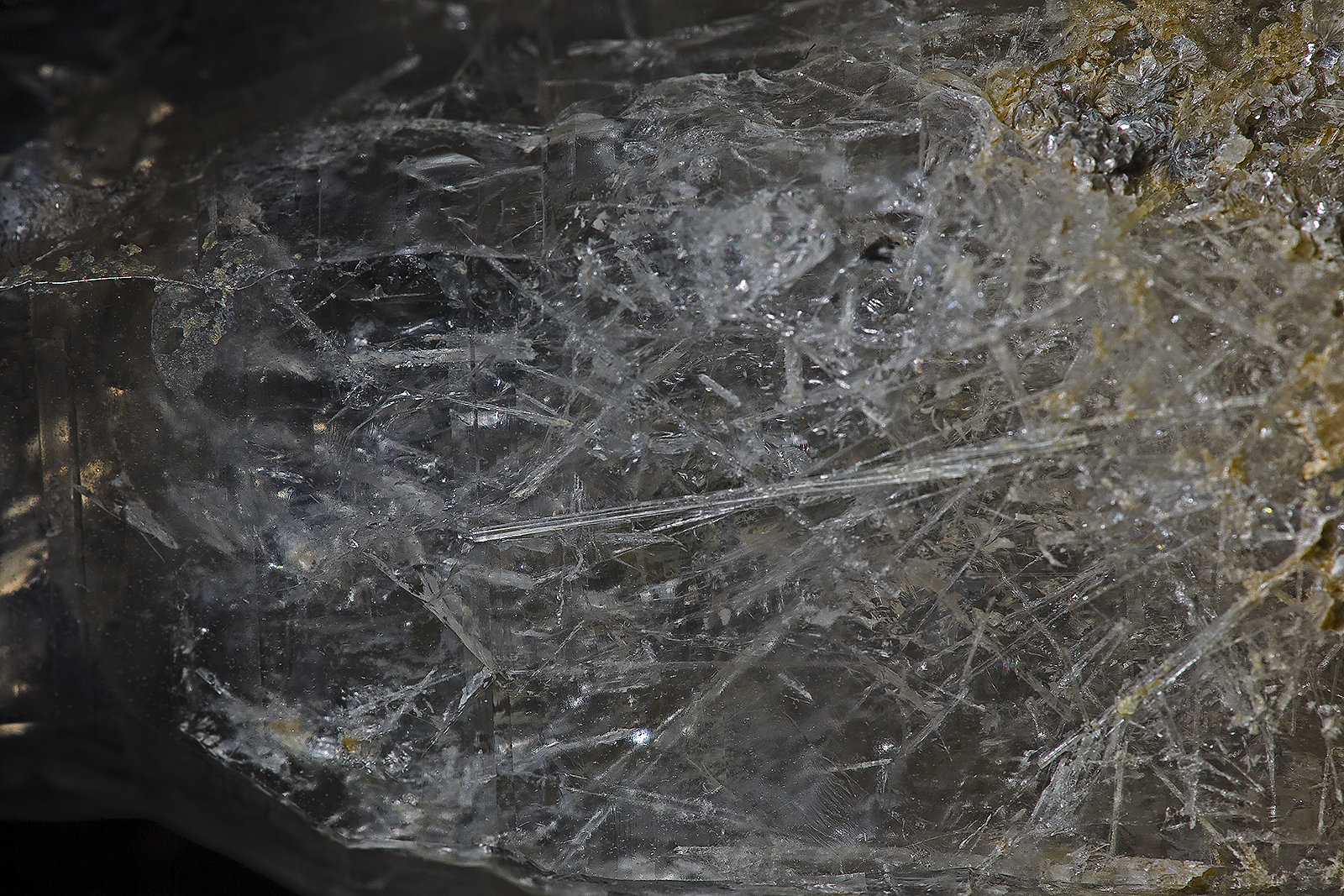 Quartz (var Smoky Quartz)
7.6 x 3.2 cm
(Autor: am mizunaka)