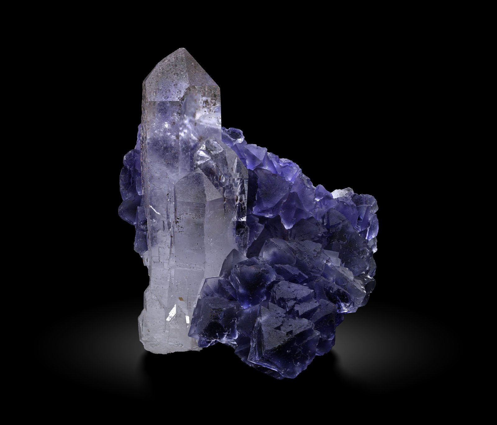 Fluorite, Quartz
2 x 2.5 cm
(Autor: Antonio Nazario)