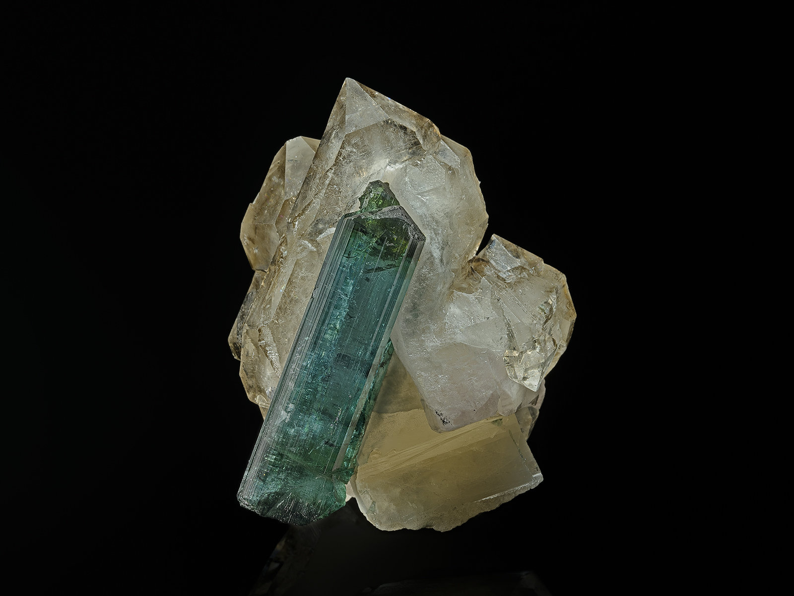 Elbaite (variety indicolite), Quartz (variety smoky quartz)
6.0 x 4.4 cm
(Autor: am mizunaka)