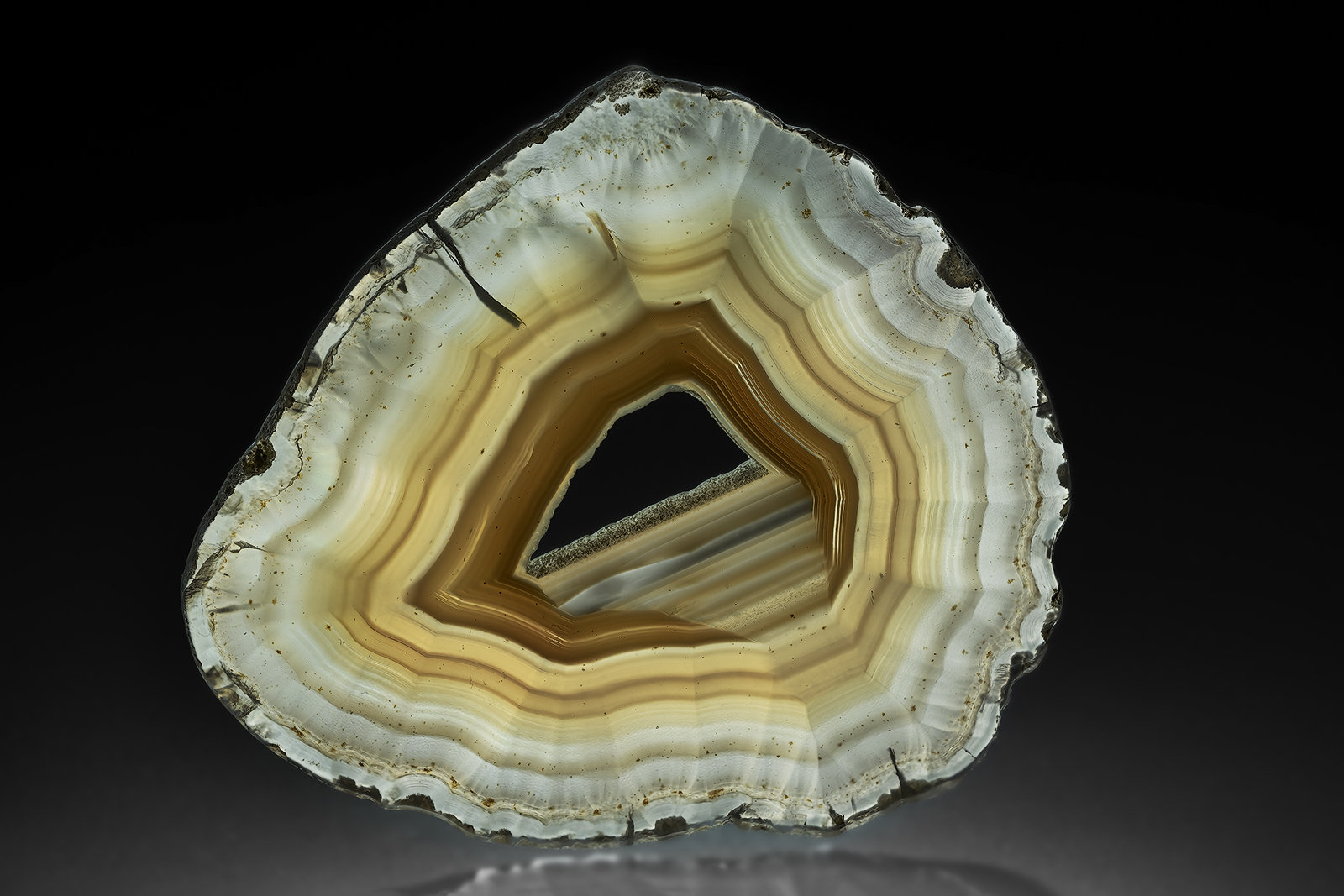 Quartz (variety iris agate)
7.8 x 7.3 x .25 cm
(Autor: am mizunaka)