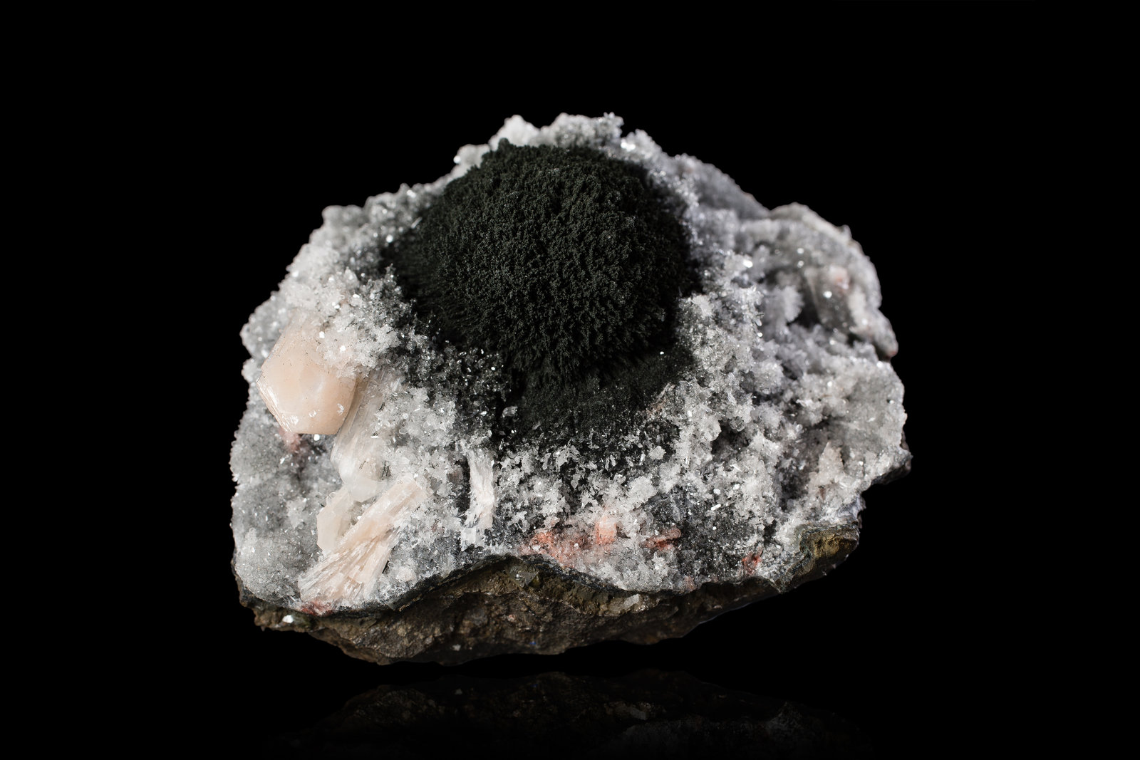 Julgoldite (Subgroup) on Stilbite-Ca and Quartz (variety chalcedony)
8 x 6.5 x 5.5 cm
(Autor: MIM Museum)