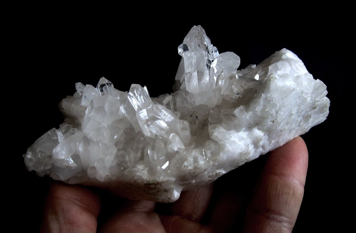 Quartz
Specimen size 12,5 cm, main crystal 3 cm
(Autor: Tobi)