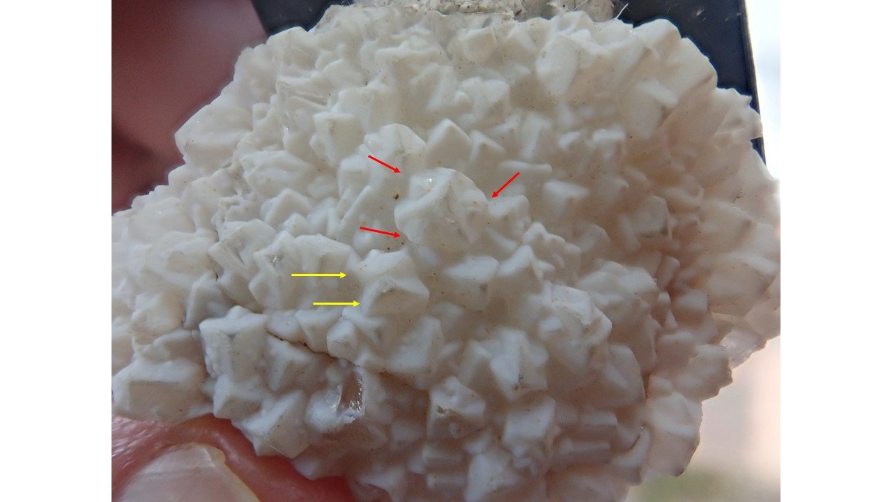 Quartz (Dauphiné twin)
3 by 4 cm field of view
(Autor: Bob Morgan)