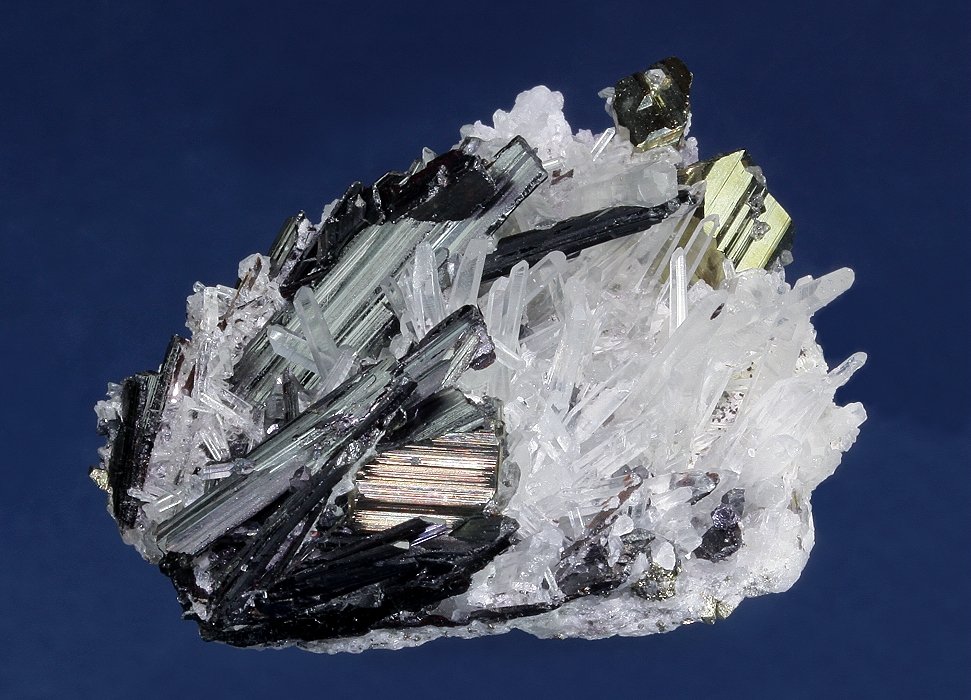 Hübnerite on Quartz with Pyrite
38 x 30 x 16 mm
(Autor: GneissWare)