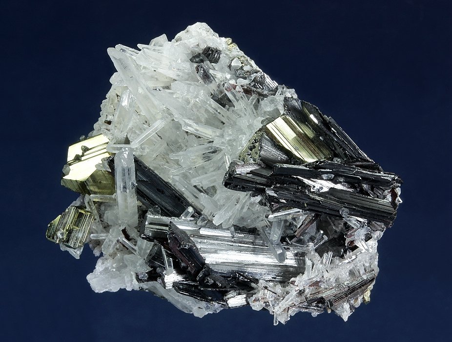 Hübnerite on Quartz with Pyrite
38 x 30 x 16 mm
(Autor: GneissWare)