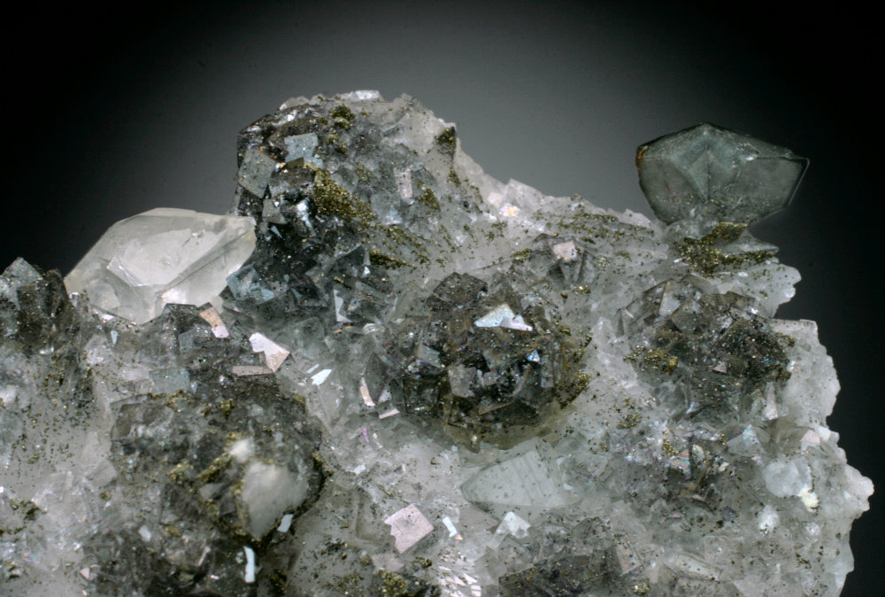 Fluorite, Calcite, Pyrite
FOV = 8 cm
(Autor: Jesse Fisher)