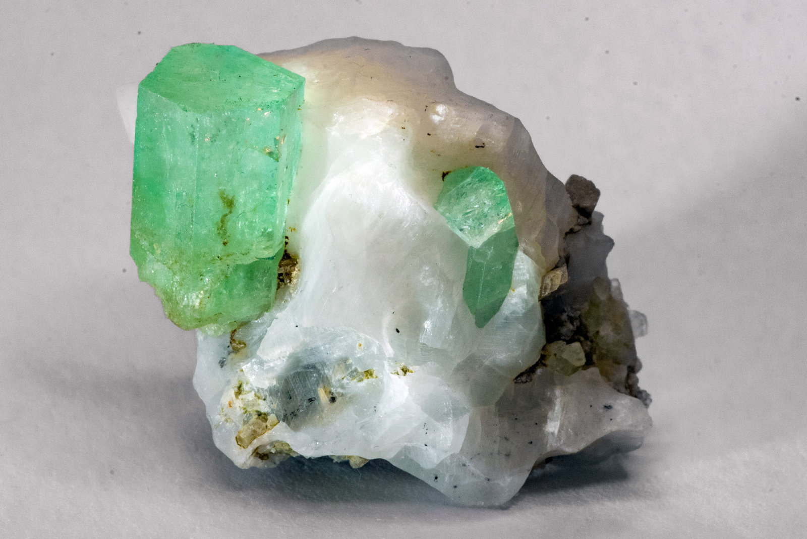 Beryl (variety emerald), Dolomite, Calcite
W 3.4cm x H 2.5cm x D 2.1cm
(Autor: Bergur_E_Sigurdarson)