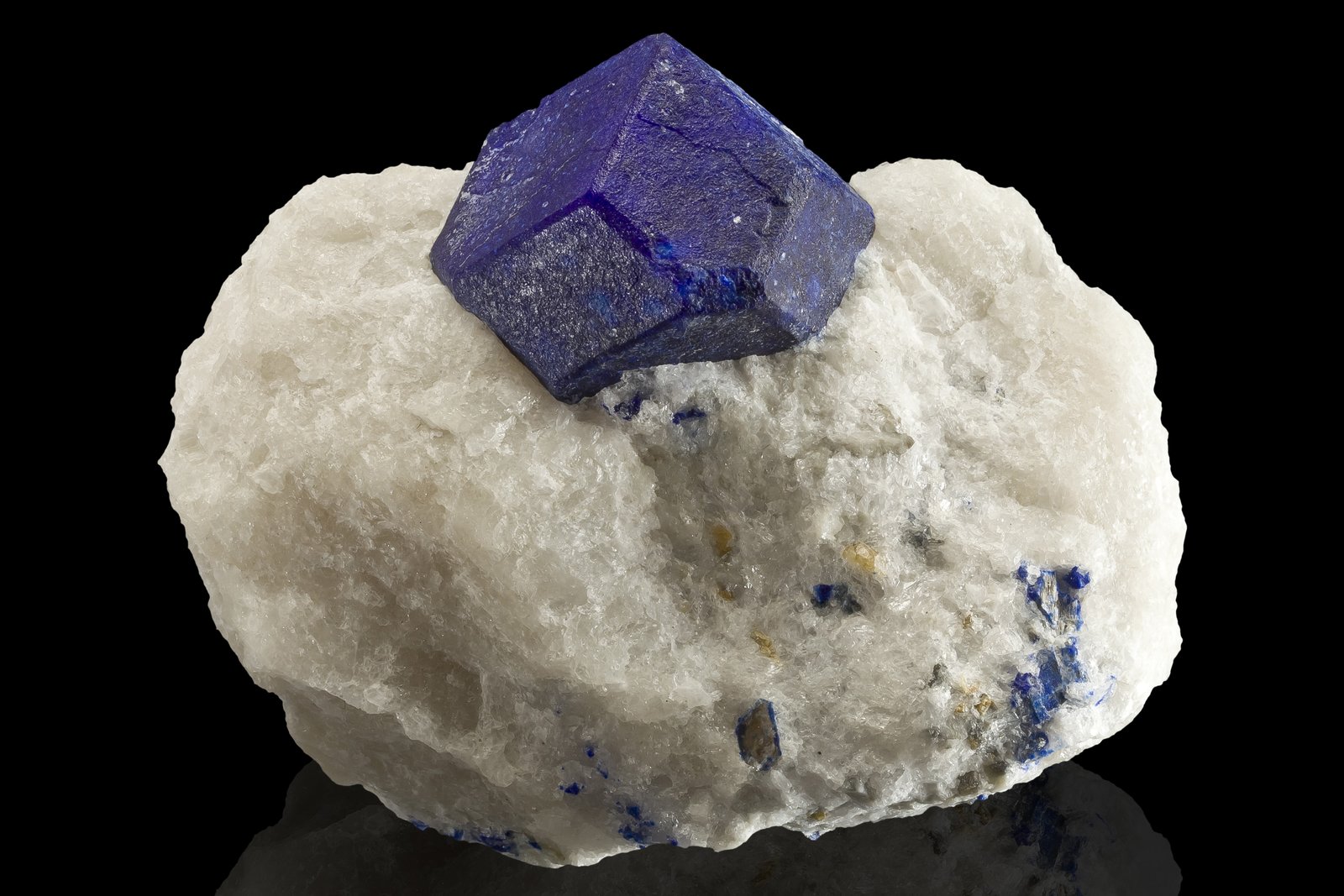 Lazurite
9 x 7 x 6 cm / main crystal: 3.7 cm.
(Autor: MIM Museum)