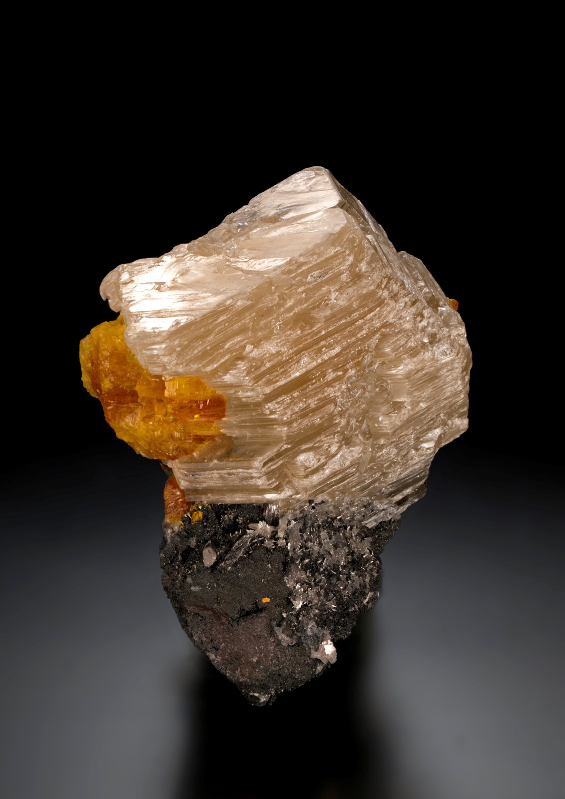 Leiteite and Legrandite
5 x 4.5 x 4.5 cm / main crystal: 4.2 cm.
(Autor: MIM Museum)