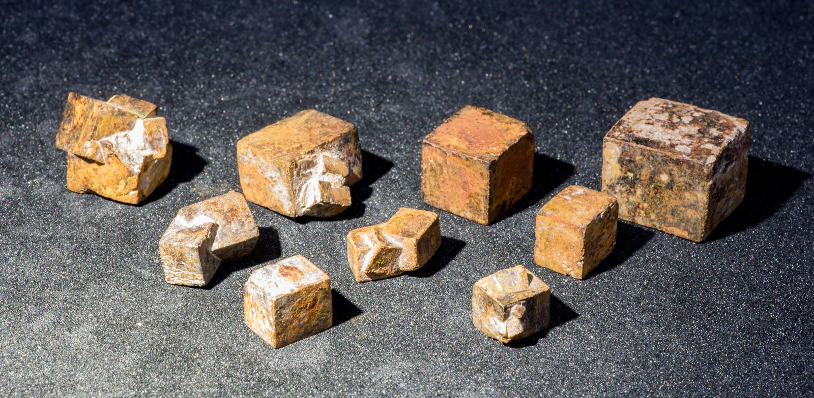 limonite after Pyrite
14mm x 11mm x 10mm (largest - upper right) 7mm x 5mm x 6mm (smallest - lower right)
(Autor: Bergur_E_Sigurdarson)