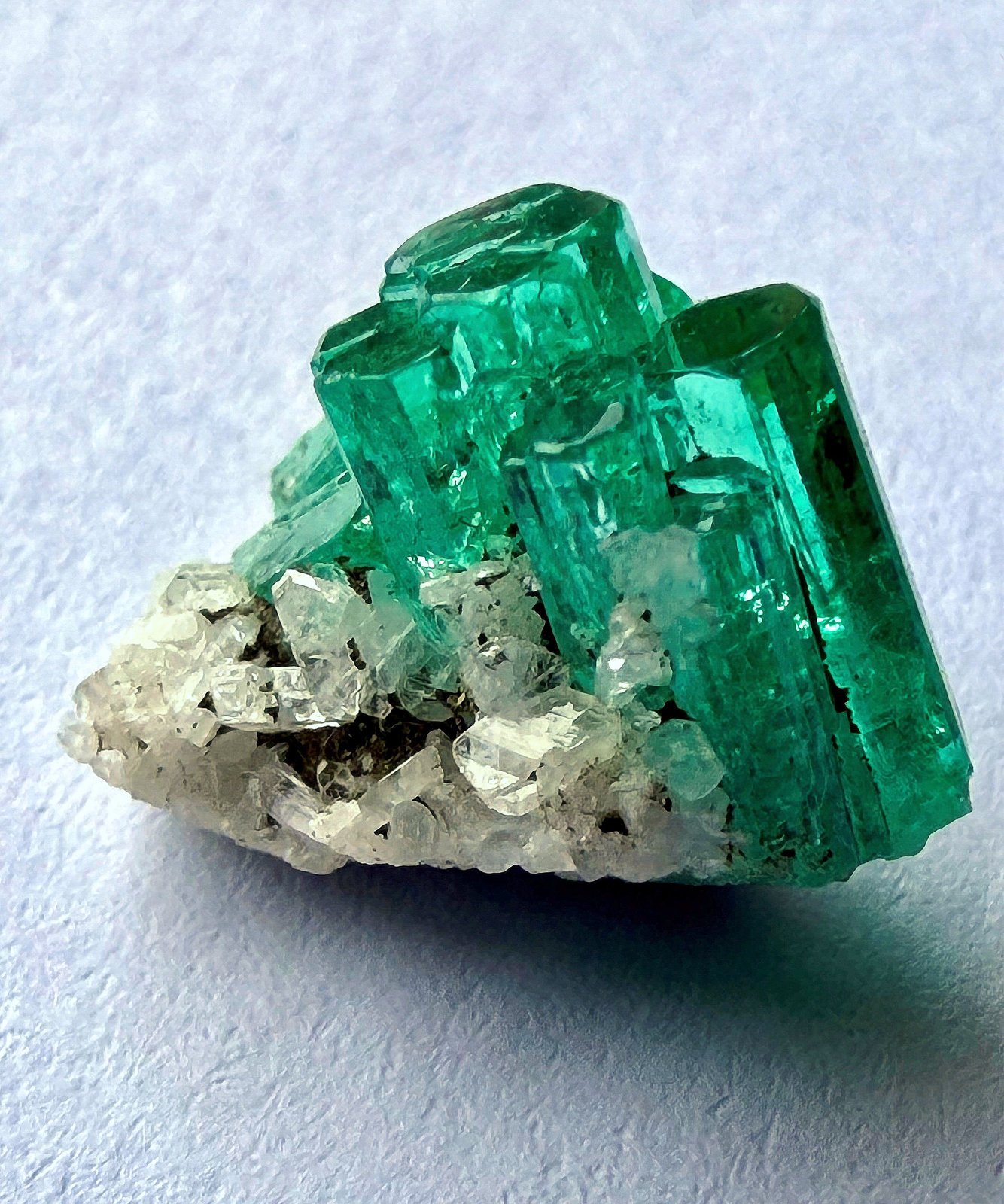 Beryl (variety emerald), Albite (variety cleavelandite), Pyrite
11 mm across, largest xl = 8 mm
(Autor: Fiebre Verde)