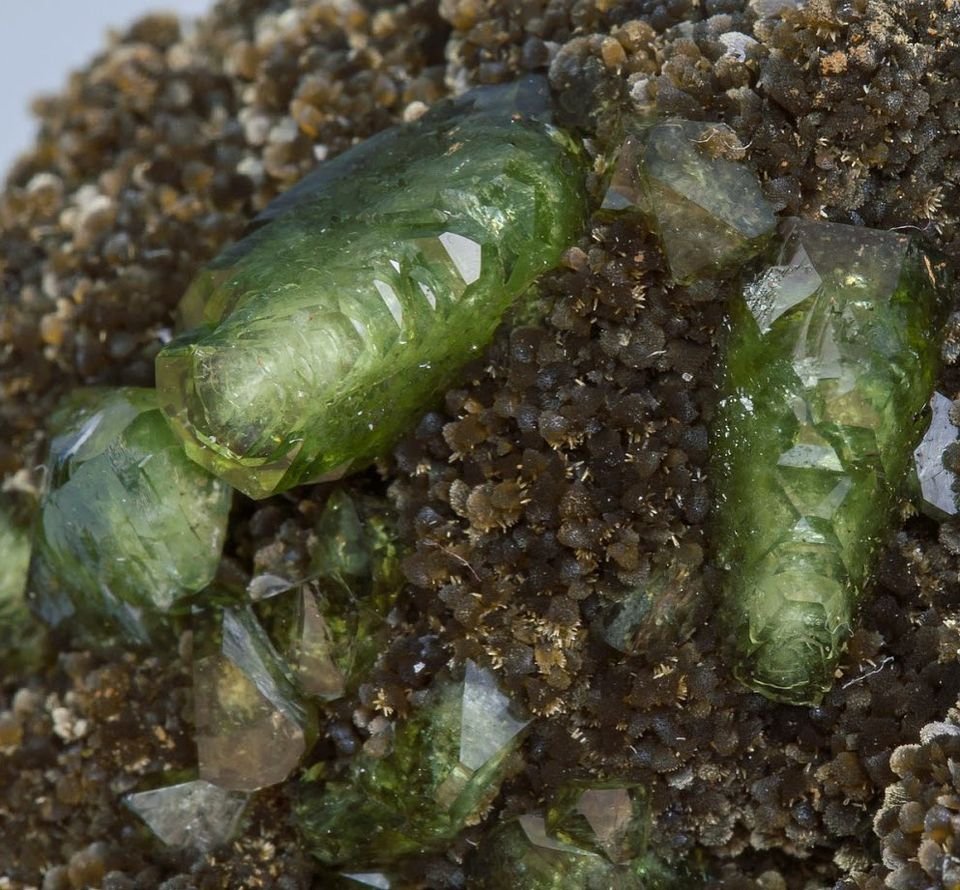 Ludlamite on Siderite
Specimen size: 6.6 × 4.2 × 2.4 cm / main crystal size: 1 × 0.6 cm
(Autor: Jordi Fabre)