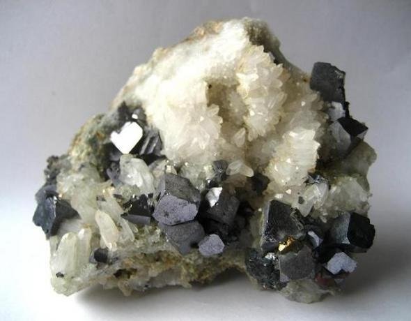 Galena, Quartz
Specimen size 12 cm
(Autor: Tobi)