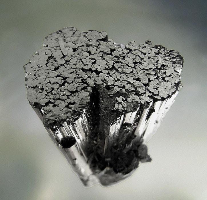 Manganite (after Pyrolusite)
Specimen size: 3.6 × 1.8 × 1.8 cm
(Autor: Jordi Fabre)