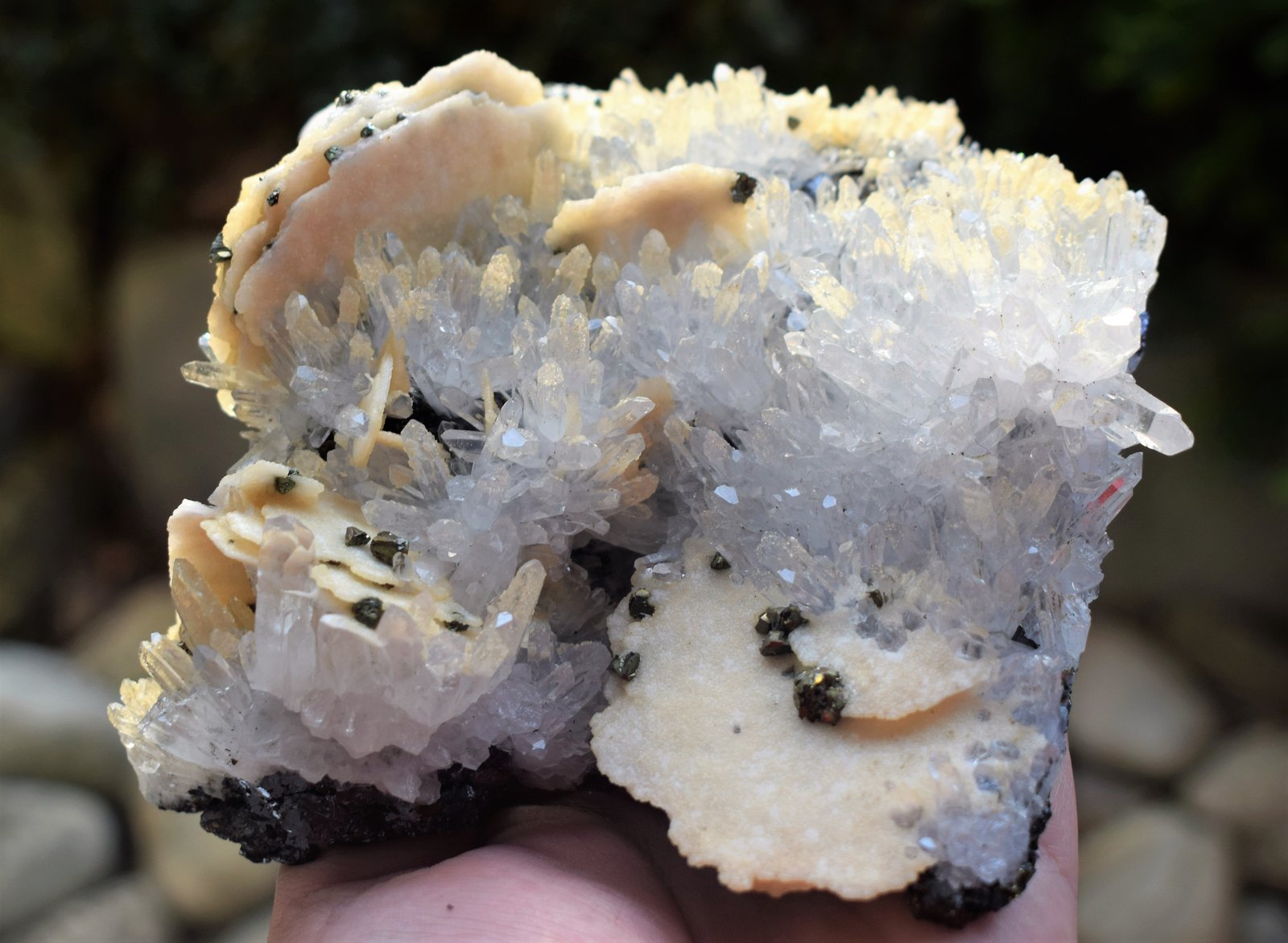 Calcite, Pyrite, Quartz, Sphalerite
16 x 14.5 cm
(Autor: Deyu)