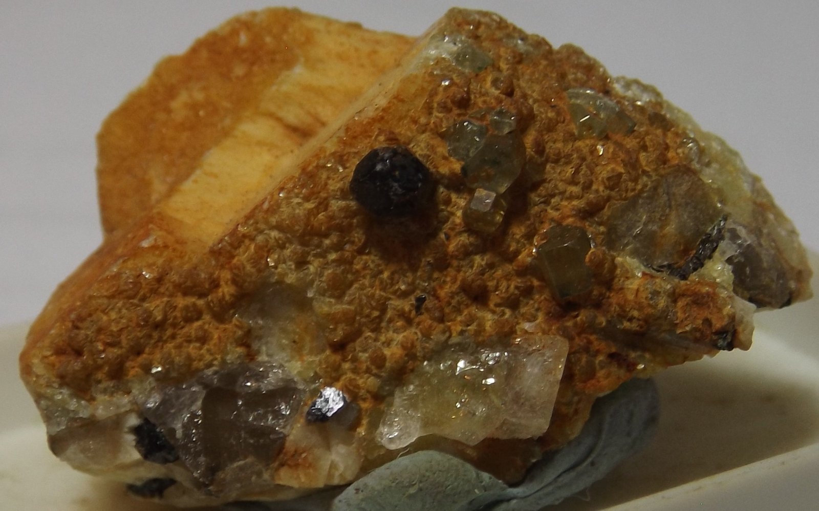 Garnet with Fluorapatite on Orthoclase
3cm x1.4cm
(Autor: markbeckett)