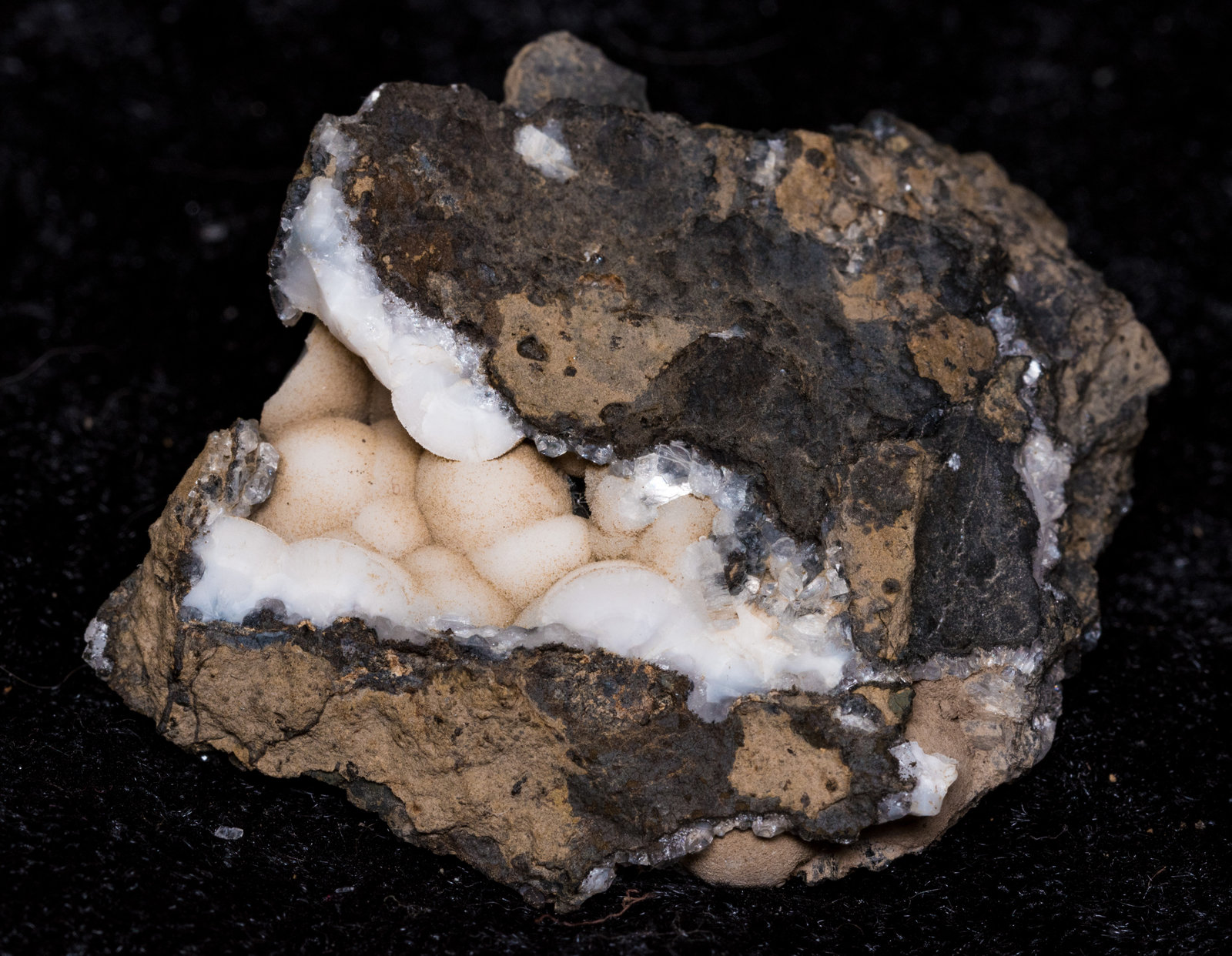 Mesolite (?), Analcime, Heulandite-Ca
46x38x12mm
(Autor: Bergur_E_Sigurdarson)