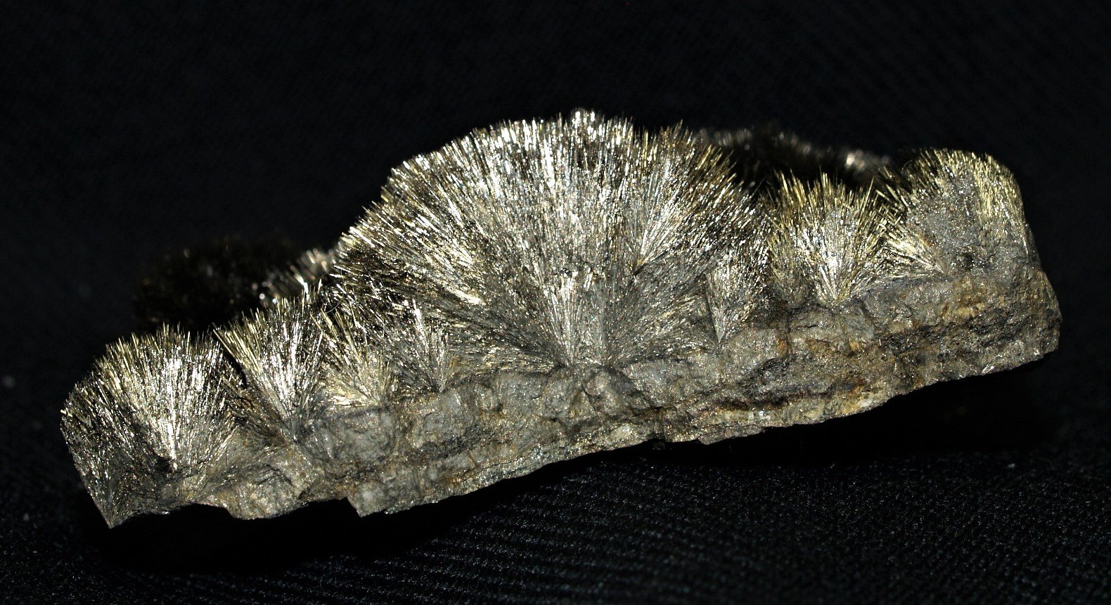 Millerite
5x2.5x1.5 cm
(Autor: Joseph DOliveira)