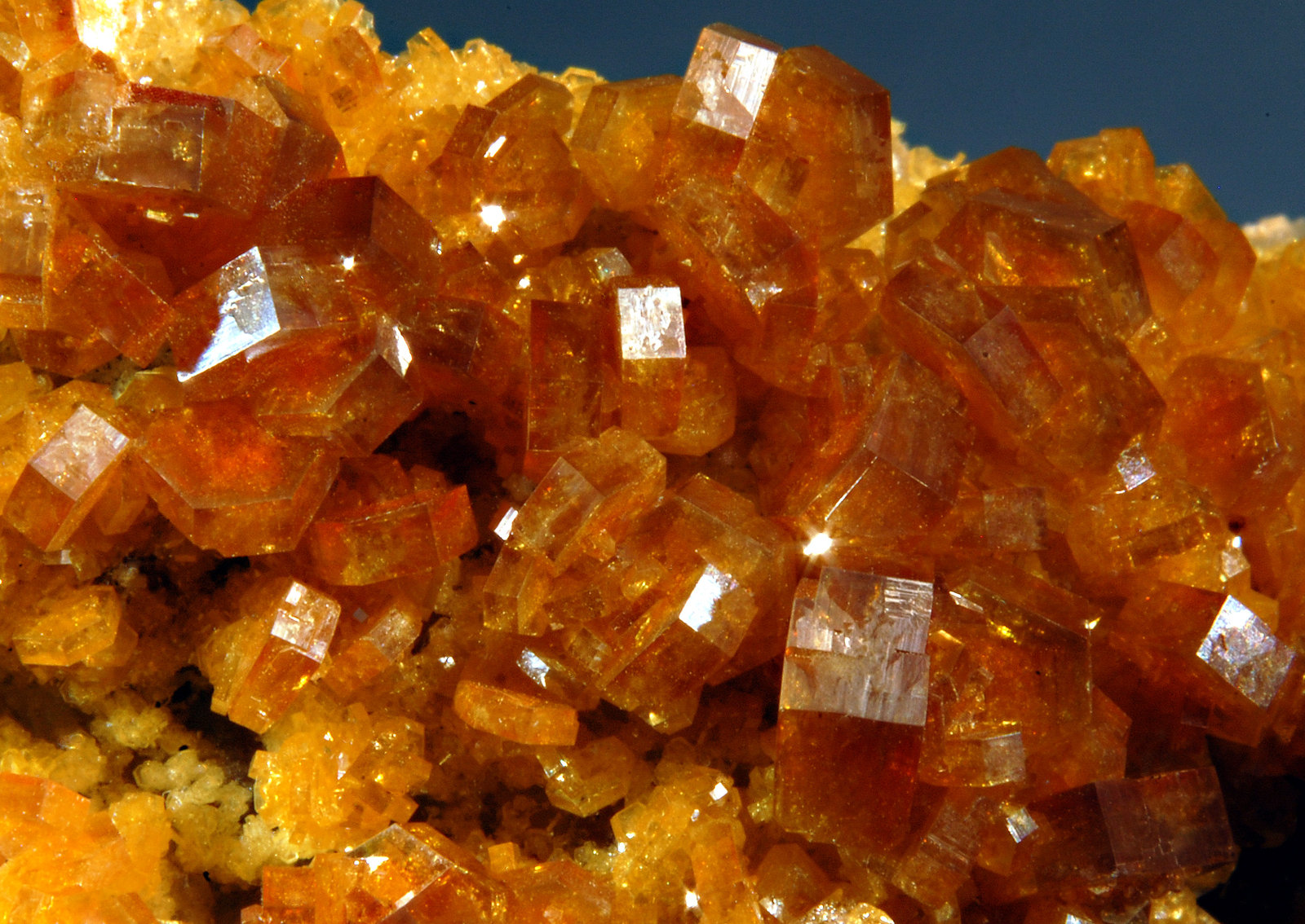 Mimetite-Vanadinite series
6.8 x 9.1 cm, FOV~4.0 cm
(Autor: Michael Shaw)