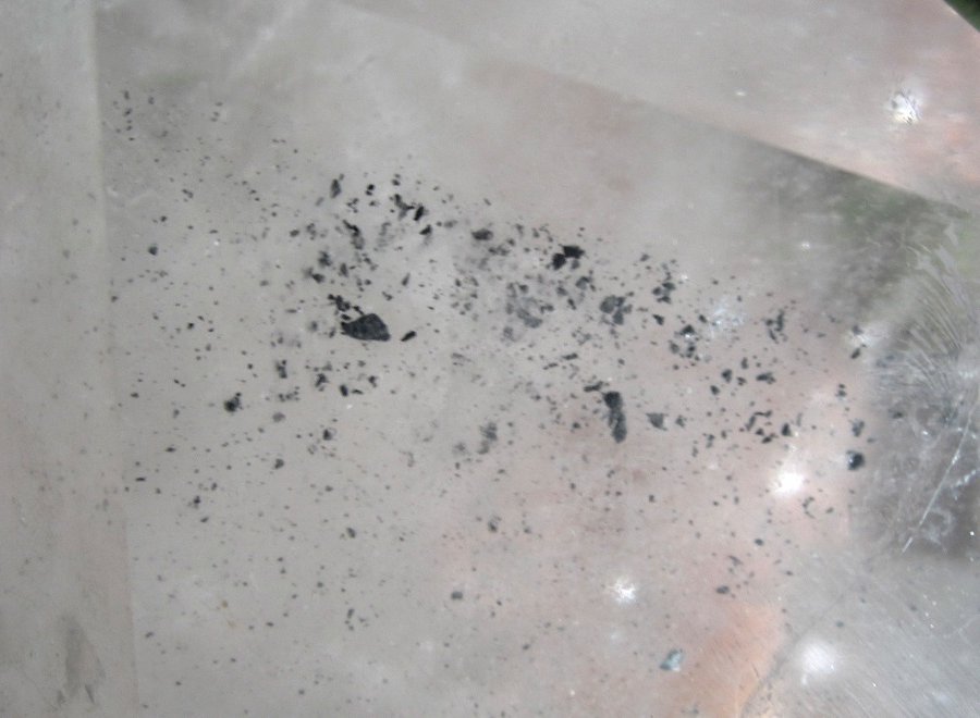 unknown mineral in quartz
FOV 4 cm
(Autor: Tobi)