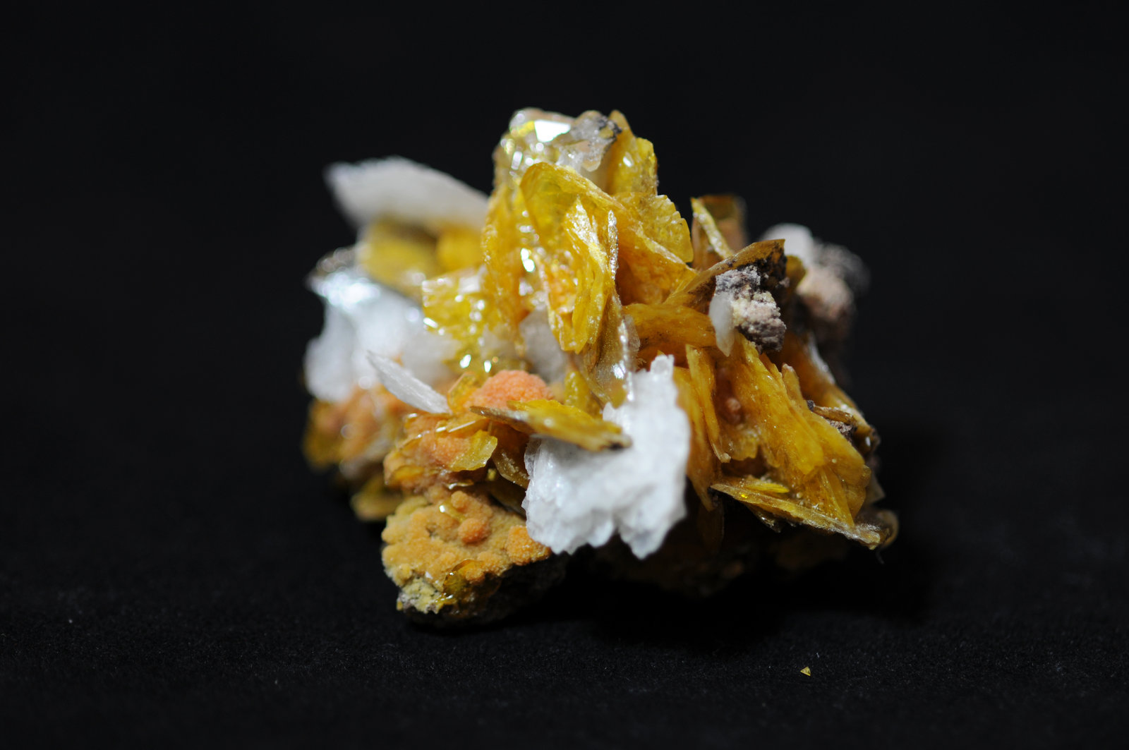 Barite on Wulfenite and Mimetite
5.7 x 4.6 x 3.4 cm
(Autor: steven calamuci)