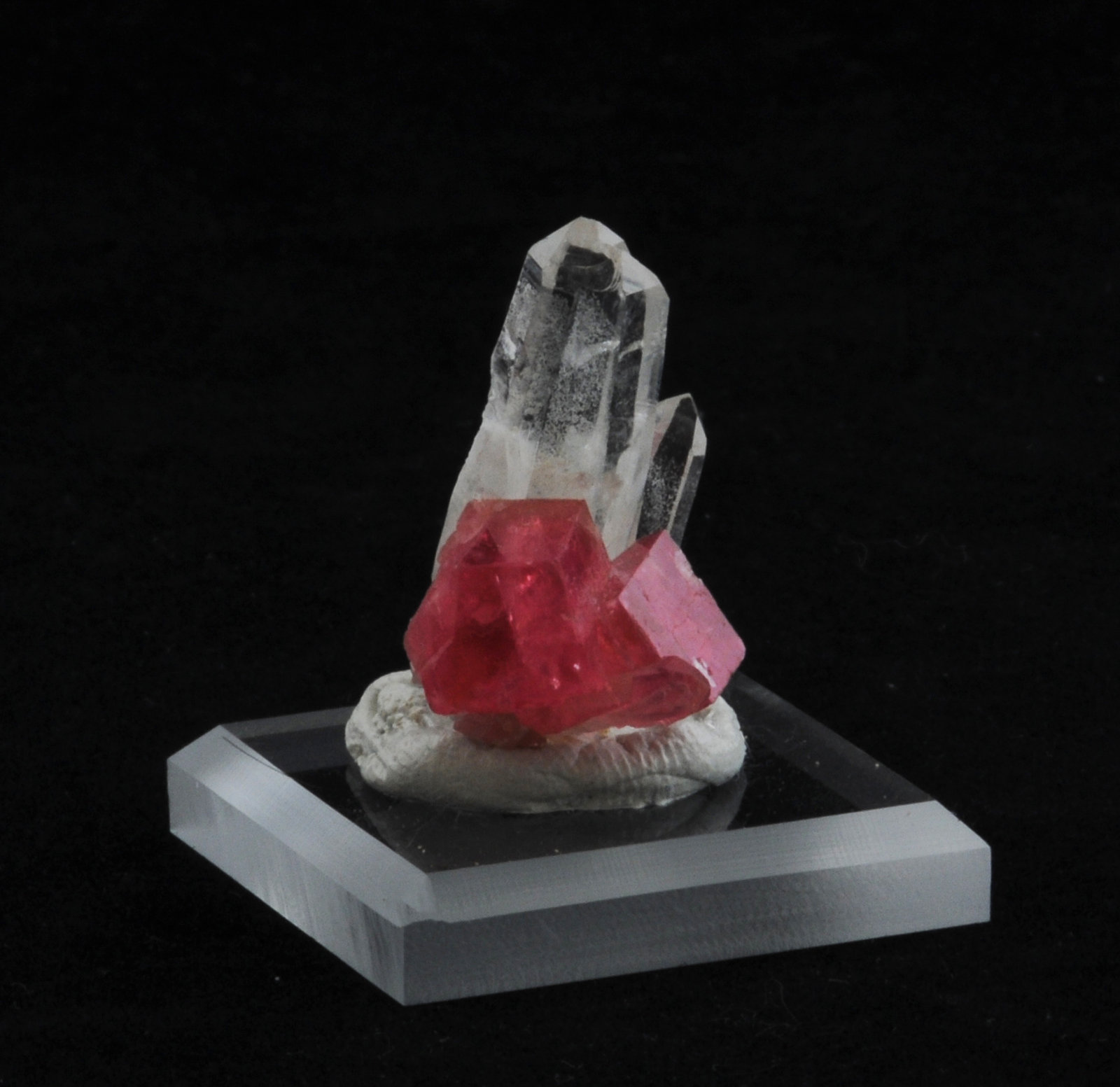 Rhodochrosite and Quartz
2.6 x 1.7 x 1.7 cm
(Autor: steven calamuci)