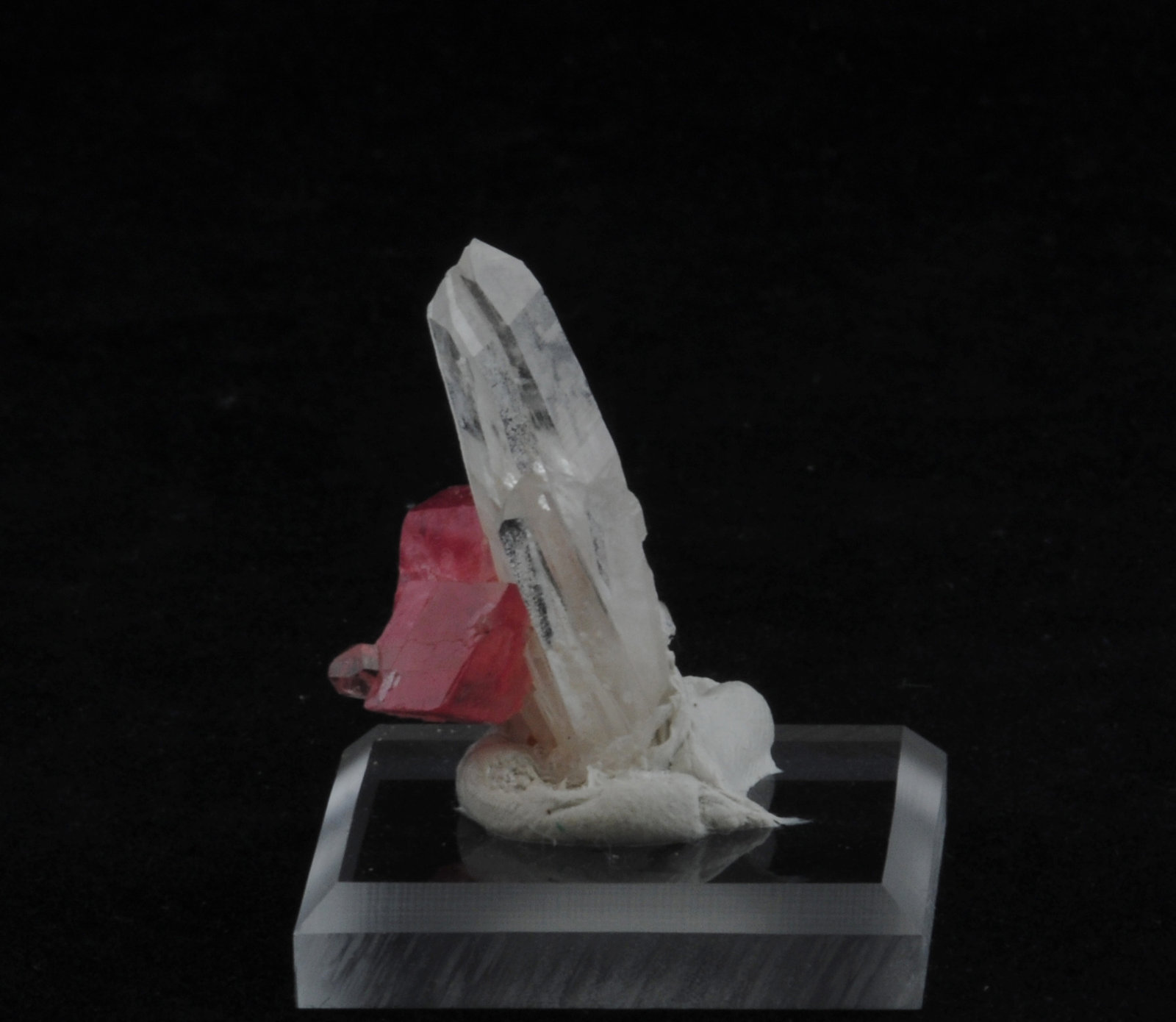 Rhodochrosite and Quartz
2.6 x 1.7 x 1.7 cm
(Autor: steven calamuci)