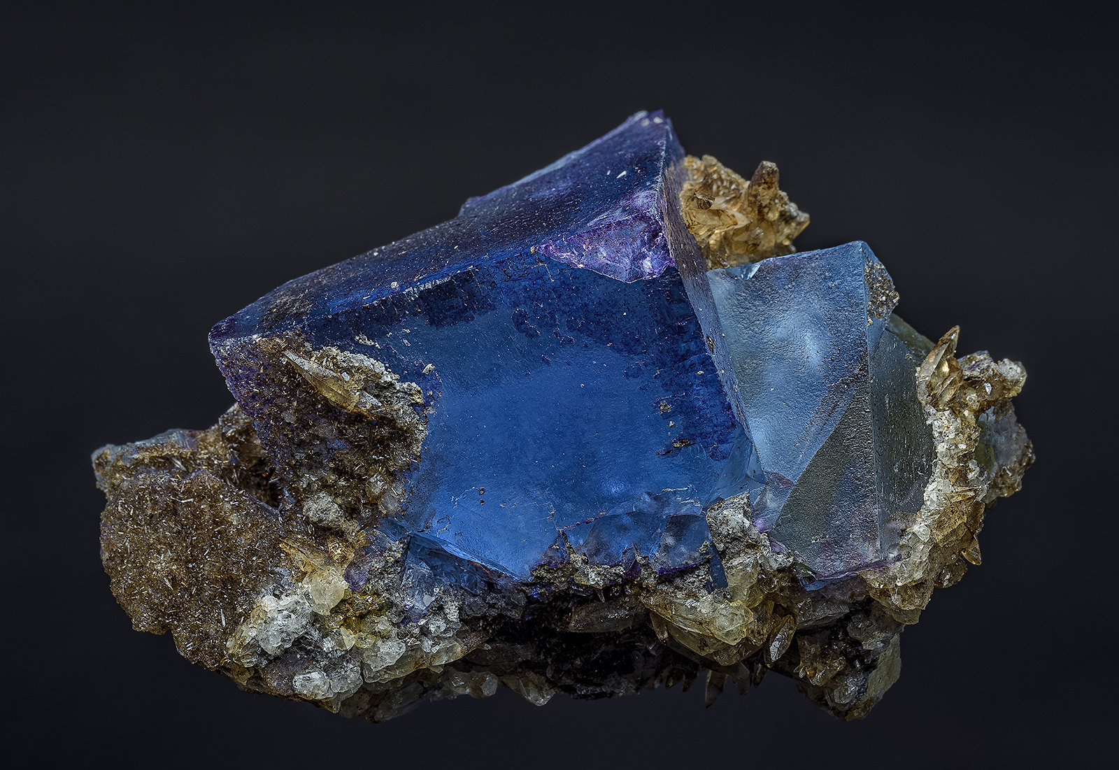 Fluorite, Calcite
6.4 x 2.9 cm
(Autor: am mizunaka)